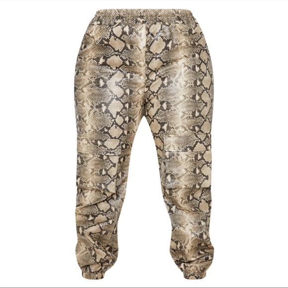 NWT PrettyLittleThing Plus Taupe Snake Print Pocket Detail Crop Trousers - Picture 7 of 9